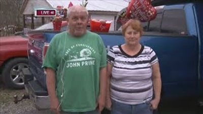 رجل يشتري لزوجته اللفت بدلا من زهور التوليب في عيد الحب (فيديو)