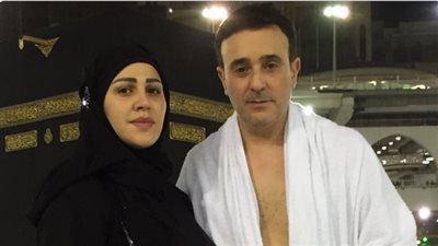 بالصور.. صابر الرباعي وزوجته يؤديان مناسك العمرة