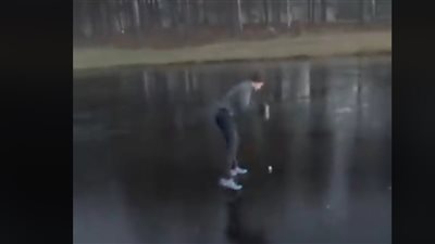 نهاية مروعة لشاب يلعب الجولف على بحيرة جليدية (فيديو)