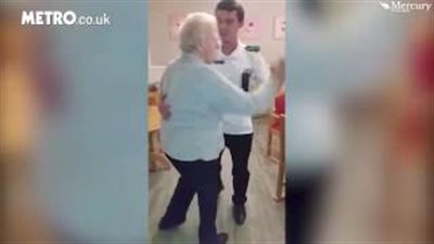 بالفيديو.. ممرض يعيد البهجة إلى عجوز في مركز الرعاية