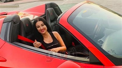 صافيناز تخضع لجلسة تصوير في الساحل الشمالى بسيارة فيرارى