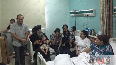 بالصور.. مكاريوس يزور أصغر ناج من حادث أتوبيس الأقباط الإرهابي