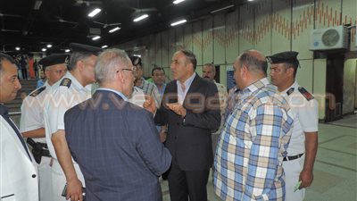 بالصور.. مساعد وزير الداخلية لشرطة النقل يتفقد محطات «المترو»