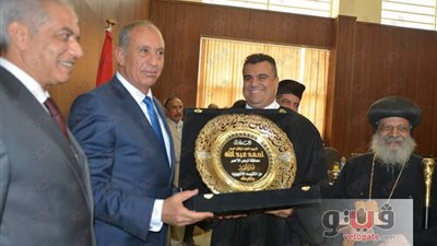 بالصور.. أسقف البحر الأحمر يهدي المحافظ مصحفا بمناسبة عيد الأضحى