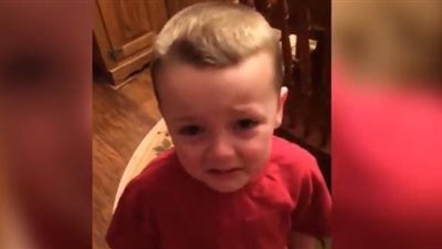 رد فعل طفل خائف من السمنة (فيديو)