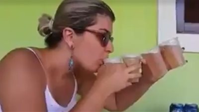 امرأة تشرب من 4 أكواب في وقت واحد تشعل «فيس بوك» (فيديو)