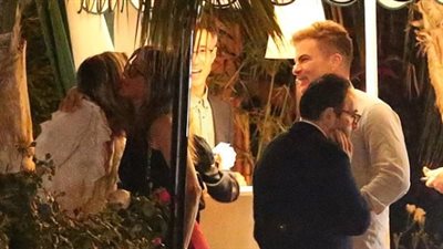 جينفر أنستون تظهر مع رجل غامض بعد انفصالها بـ17 شهرا