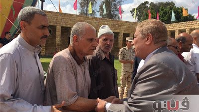 محافظ الإسماعيلية وقائد الجيش الثاني يضعان الزهور على قبر الجندي المجهول