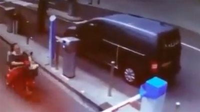 امرأة تتعرض لموقف محرج بسبب حاجز (فيديو)