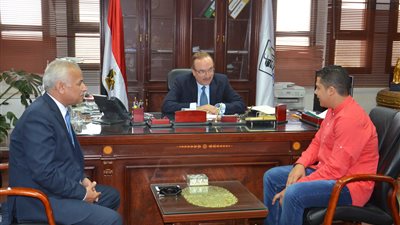 محافظ بني سويف يستقبل أول الجمهورية في الدبلومات (صور)