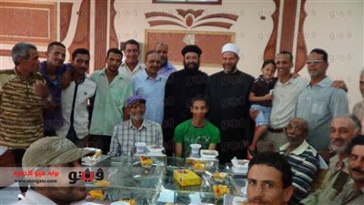 بالصور.. محافظ بورسعيد يشارك عمال النظافة الإفطار