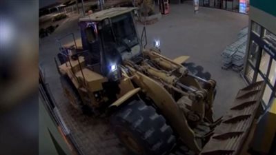 أغرب طريقة لسرقة ماكينة صراف آلي (فيديو)