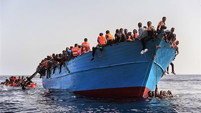 إسبانيا تستقبل قاربا على متنه 60 مهاجرا رفضت إيطاليا دخوله