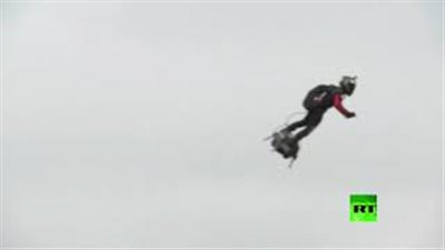 رجل طائر في سماء باريس خلال الاحتفال باليوم الوطني (فيديو)