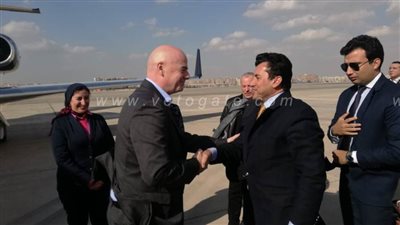 وزير الرياضة يستقبل رئيس الاتحاد الدولي لكرة القدم بمطار القاهرة | صور