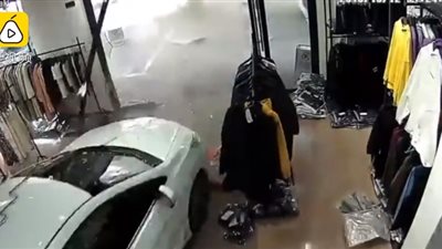 لحظة اقتحام سيارة لمتجر ملابس (فيديو)