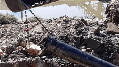 انقطاع المياه بحي غرب أسيوط لإصلاح كسر خط الصرف الصحي