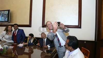 سيلفي أشرف عبد الباقي مع «ويزو» في عقد قرانها يصيبها بنوبة ضحك