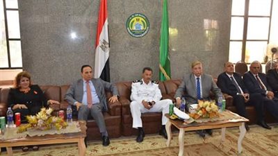 محافظ الإسماعيلية يستقبل وفدا من الكنيسة للتهنئة بعيد الأضحى