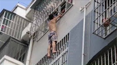 بالفيديو.. لقطات مروعة لطفلة معلقة من رقبتها أسفل نافذة بالدور الرابع