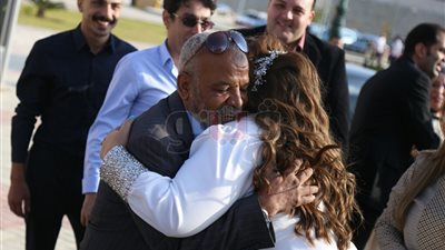 بالصور.. دموع فرح والد «ويزو» في عقد قرانها