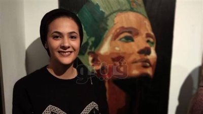 طالبة تبدع في رسم لوحة «نفرتيتي» على قشرة الخشب