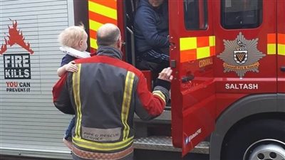 إنقاذ طفل علقت رأسه في مقعد مرحاض | صور