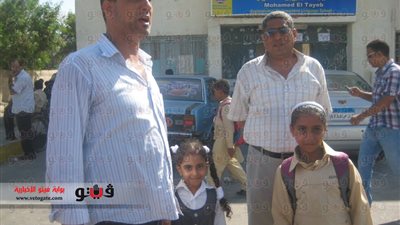 بالفيديو والصور.. شكاوى أولياء أمور طلاب الغردقة في أول أيام الدراسة.. المواصلات والكثافة أهم المشكلات.. المدارس لا تلتزم بالنطاق الجغرافي في القبول.. ولية أمر طالبة: أدفع 500 جنيه للأتوبيس فقط