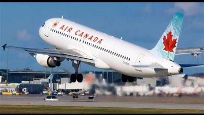 مشهد مروع.. نجاة طائرة من السقوط بعد انفصال إحدى عجلاتها أثناء الهبوط | فيديو