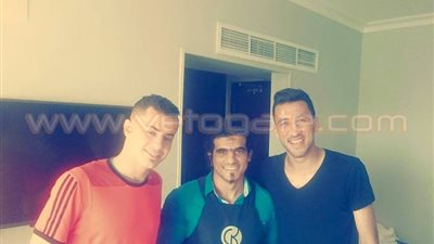حلاق نجوم الكرة ينشر صورًا مع لاعبي المنتخب الأوليمبي