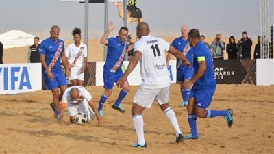 شاهد.. مباراة أساطير العالم تحت سفح الأهرام| فيديو