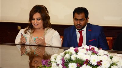 خطيب ويزو في حالة «سرحان» لحظة دعاء المأذون لهما بعد عقد القران