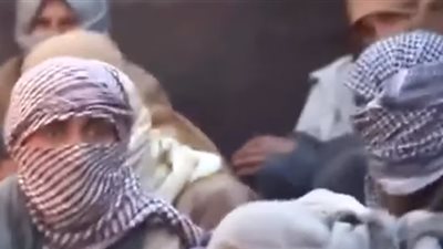 لحظة خروج عناصر داعش من الباجوز في سوريا (فيديو)