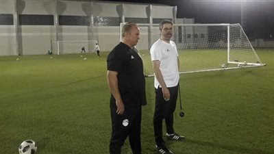 أبو الوفا وغريب يجتمعان بلاعبي المنتخب الأوليمبي قبل المران (صور)