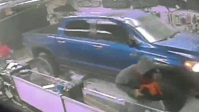 بالفيديو.. طرق استخدام الشاحنات في السرقة