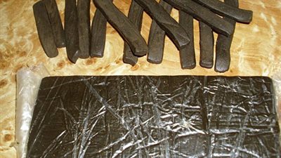 ضبط 35 قطعة حشيش مع عاطلين بالغردقة