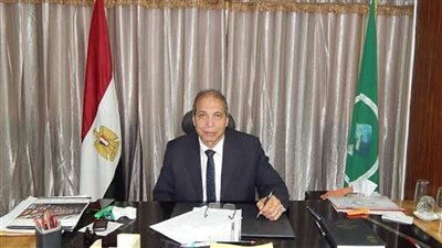 محمود عزب يجتمع مع مديري الإدارات استعدادا لامتحانات الثانوية