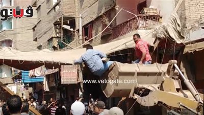لحظة سقوط موظف من أعلى لودر في حملة إشغالات بالشرقية (فيديو)