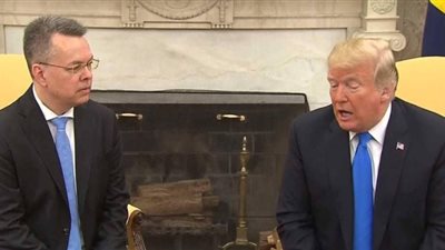 ترامب يلتقي القس الأمريكي بعد إفراج السلطات التركية عنه (صور)