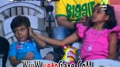 بالفيديو.. لقطة كوميدية بين الأطفال في مدرجات الأهلي وسموحة