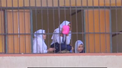الإبراشي يعرض فيديو لطالبات بالبحيرة يتعاطين المخدرات