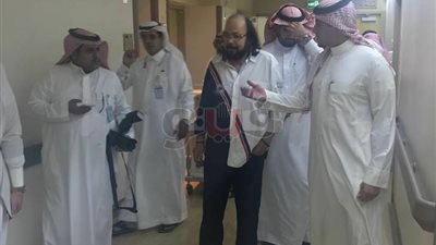 طلعت زكريا يزور مرضى السرطان بمستشفى الملك فهد بالسعودية