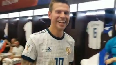 فرحة لاعبي روسيا بغرفة الملابس بعد الإطاحة بإسبانيا (فيديو)