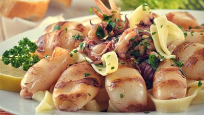 طريقة سهلة لعمل المكرونة بالجمبري وصوص البيستو