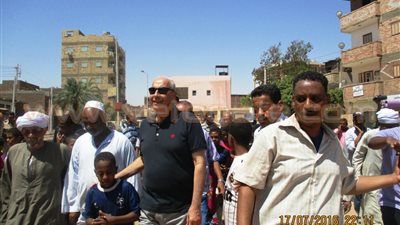 بالصور.. جولة مفاجئة لمحافظ أسوان لأعمال مبادرة حلوة يا بلدي