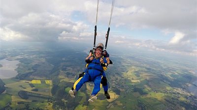 رجل يحتفل بعيد ميلاده الـ 100 قفزا من طائرة (فيديو وصور)