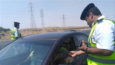 بالصور.. حملات مرورية على الطرق وتوزيع كتيبات على قائدي السيارات
