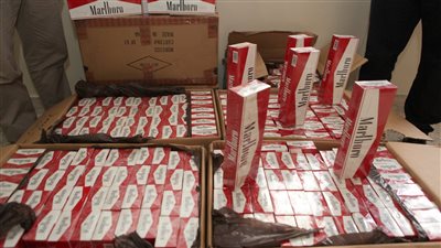 حرب أمنية على مهربي السجائر.. حملة بـ«الجيزة» تسفر عن ضبط 7 تجار مخالفين..التحفظ على 3800 علبة مهربة في الزيتون..37 قضية خلال 24 ساعة.. وتنسيق بين «التموين» و«الداخلية» ل