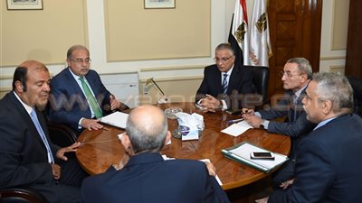 تفاصيل زيارة شريف إسماعيل لوزارة التموين.. رئيس الوزراء: ضبط الأسواق وتوفير السلع أهداف لا نحيد عنها.. خالد حنفي: حق الدولة محفوظ في موسم توريد القمح.. تطوير 60% من المجمعات الاستهلاكية