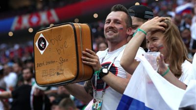 الجماهير الروسية تسخر من خروج إسبانيا بـ«الحقائب»